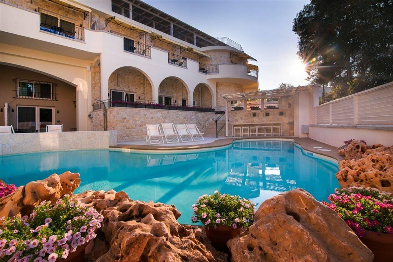 Neikos Mediterraneo Luxury Suites ฮานิโอติ ภายนอก รูปภาพ