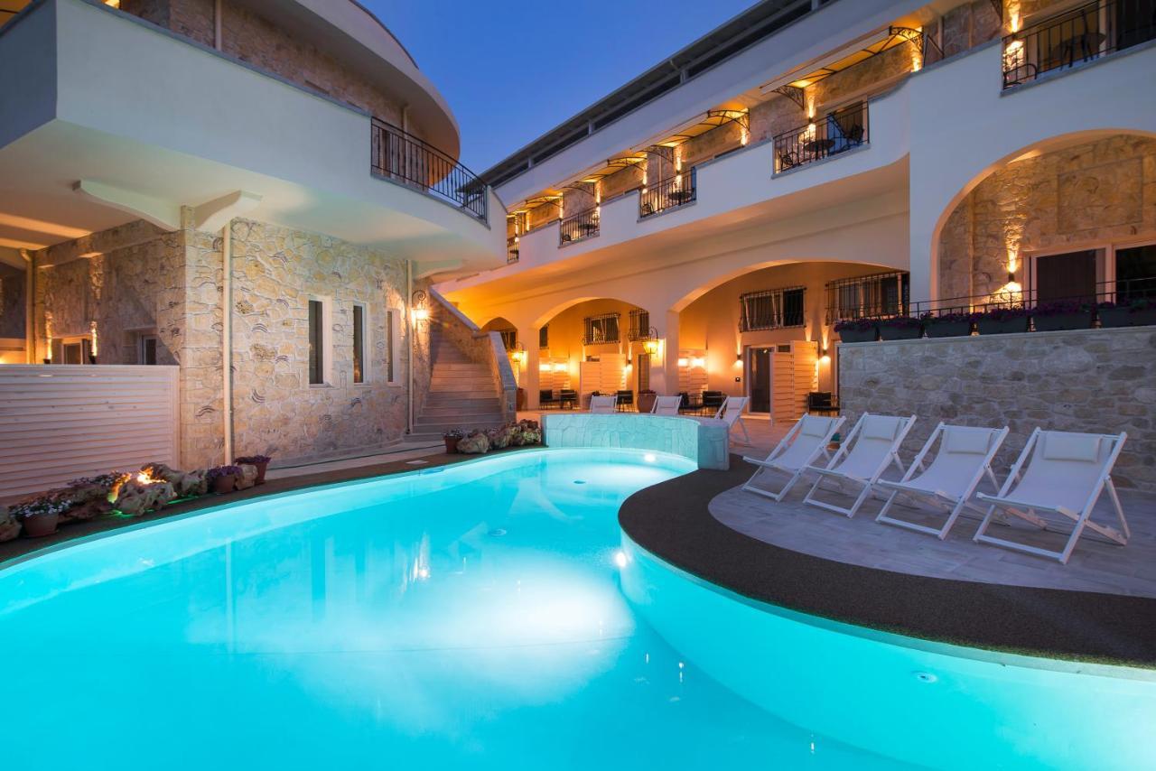 Neikos Mediterraneo Luxury Suites ฮานิโอติ ภายนอก รูปภาพ