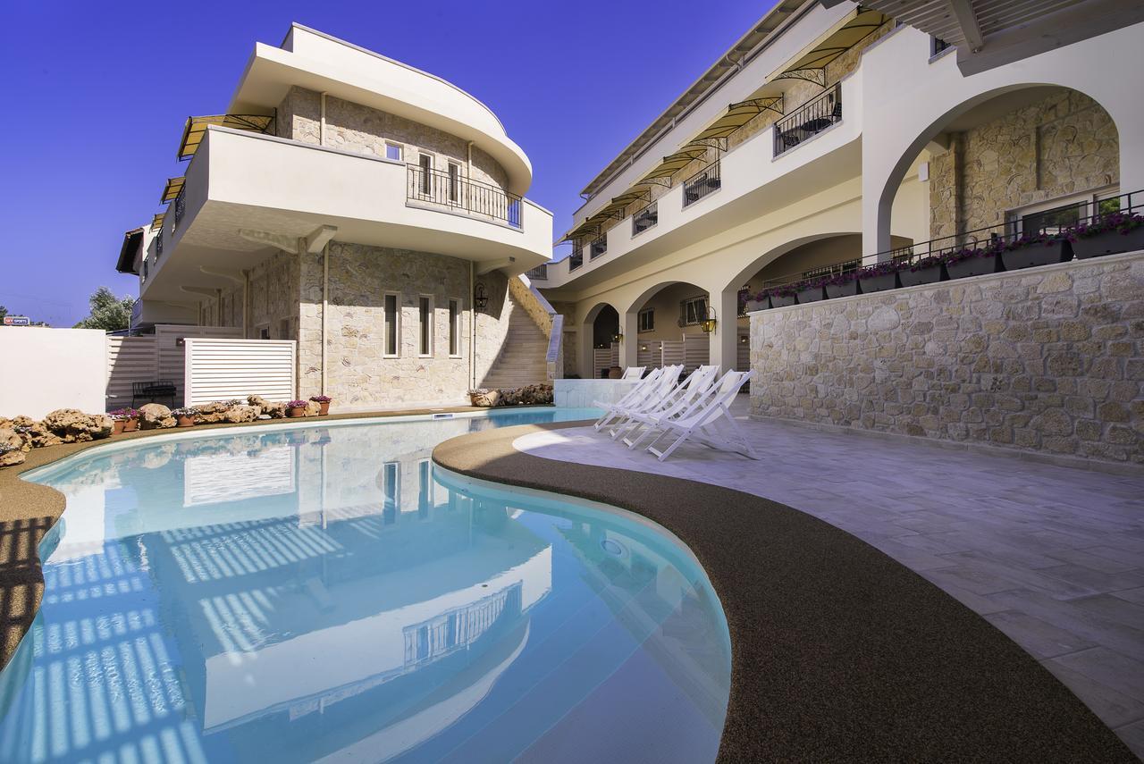 Neikos Mediterraneo Luxury Suites ฮานิโอติ ภายนอก รูปภาพ