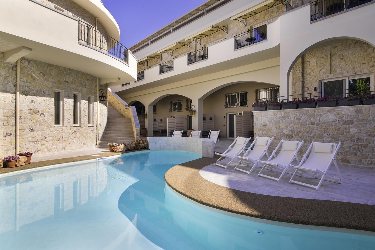 Neikos Mediterraneo Luxury Suites ฮานิโอติ ภายนอก รูปภาพ